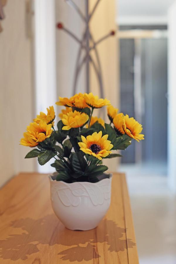 Flower Apartments Bardolino Bagian luar foto